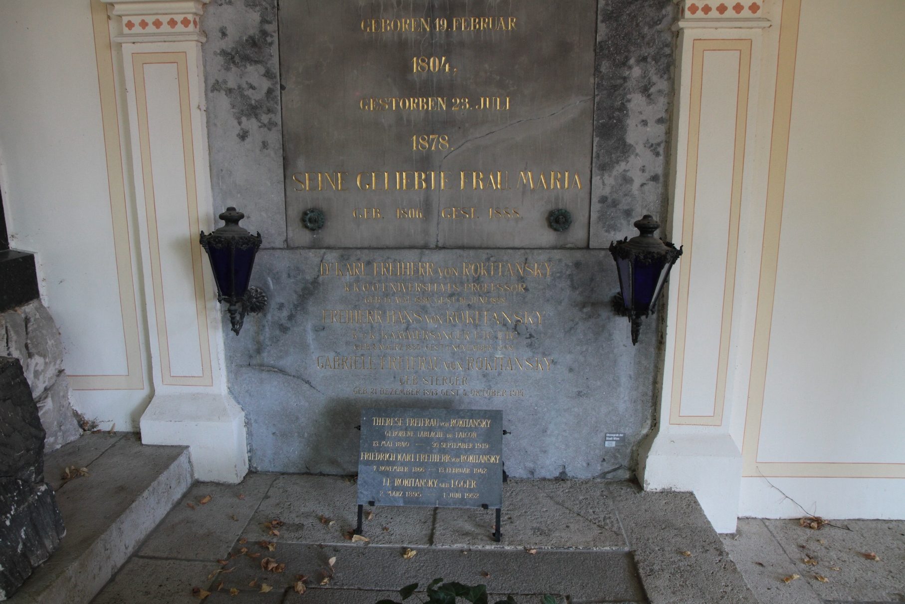 Carl von Rokitansky's tomb, Vienna - 05.JPG